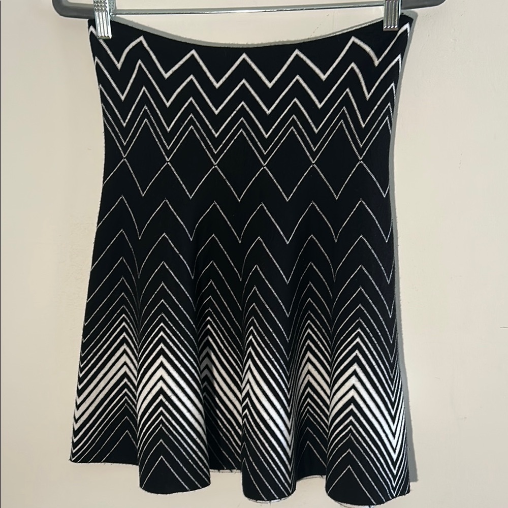 🛍️ Philosophy, Woman’s Size Medium Stylish Black and White Chevron Skirt